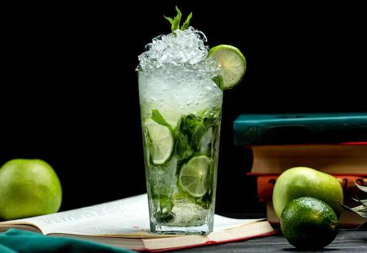 glass-mojito-with-lime-mint-ice